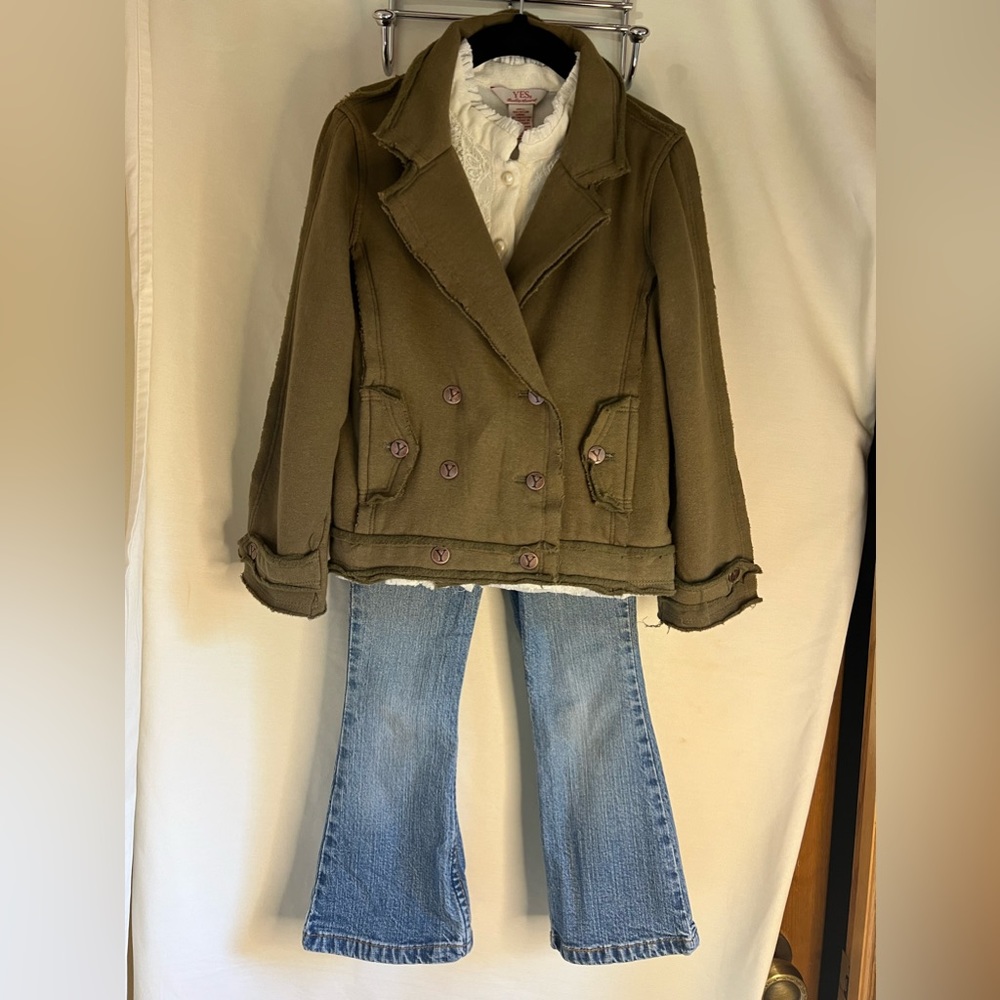 EUC 4 pieces of girls clothing Size XS 4/5 Levi’s & YES